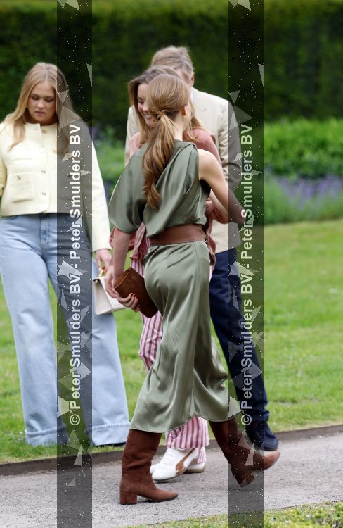 Den Haag 21 mei 2026
Fotouurtje met de koninklijke familie in de Hollandse tuin van Park Clingendael . Aanwezig Koning Willem Alexander Koningin Maxima Prinses Amalia Prinses Alexia en Prinses Ariane . 