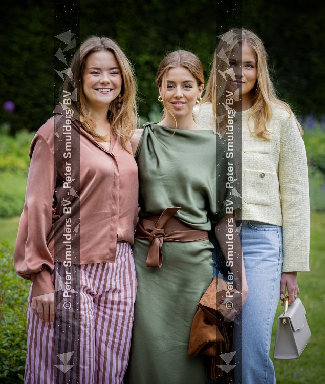 Den Haag 21 mei 2026
Fotouurtje met de koninklijke familie in de Hollandse tuin van Park Clingendael . Aanwezig Koning Willem Alexander Koningin Maxima Prinses Amalia Prinses Alexia en Prinses Ariane . 