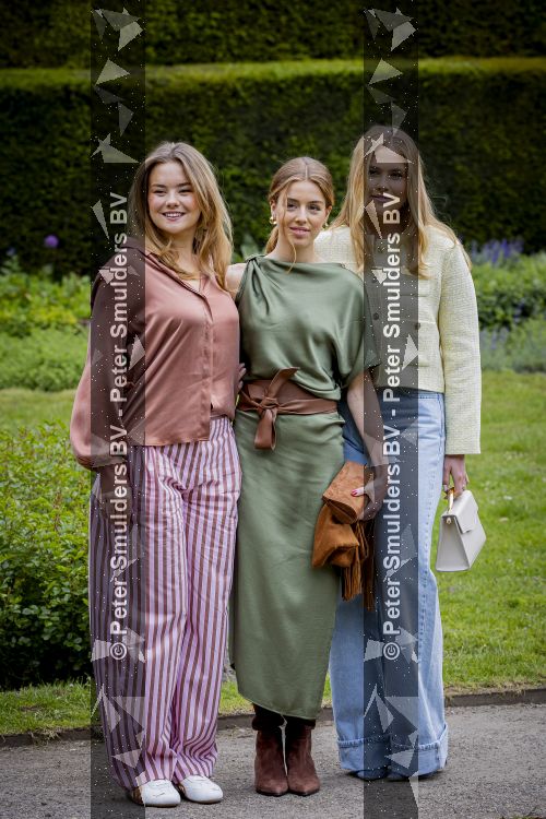 Den Haag 21 mei 2026
Fotouurtje met de koninklijke familie in de Hollandse tuin van Park Clingendael . Aanwezig Koning Willem Alexander Koningin Maxima Prinses Amalia Prinses Alexia en Prinses Ariane . 