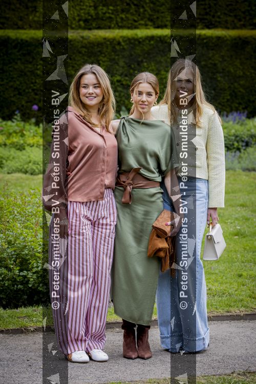 Den Haag 21 mei 2026
Fotouurtje met de koninklijke familie in de Hollandse tuin van Park Clingendael . Aanwezig Koning Willem Alexander Koningin Maxima Prinses Amalia Prinses Alexia en Prinses Ariane . 