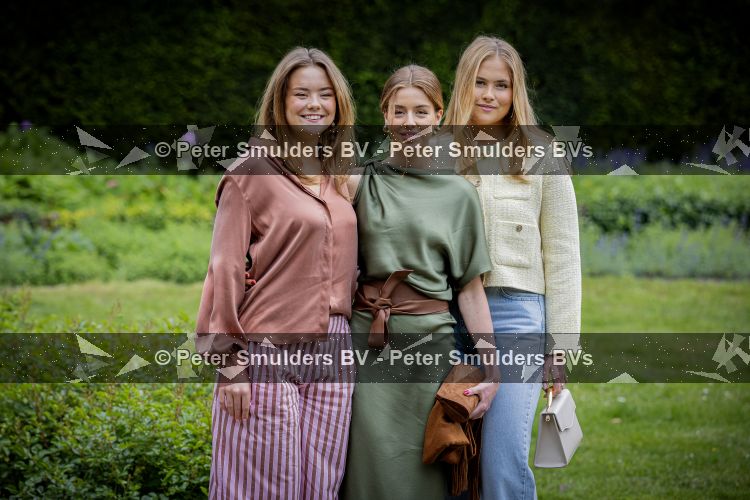 Den Haag 21 mei 2026
Fotouurtje met de koninklijke familie in de Hollandse tuin van Park Clingendael . Aanwezig Koning Willem Alexander Koningin Maxima Prinses Amalia Prinses Alexia en Prinses Ariane . 