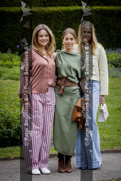 Den Haag 21 mei 2026
Fotouurtje met de koninklijke familie in de Hollandse tuin van Park Clingendael . Aanwezig Koning Willem Alexander Koningin Maxima Prinses Amalia Prinses Alexia en Prinses Ariane . 