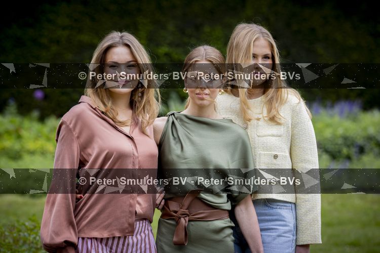 Den Haag 21 mei 2026
Fotouurtje met de koninklijke familie in de Hollandse tuin van Park Clingendael . Aanwezig Koning Willem Alexander Koningin Maxima Prinses Amalia Prinses Alexia en Prinses Ariane . 