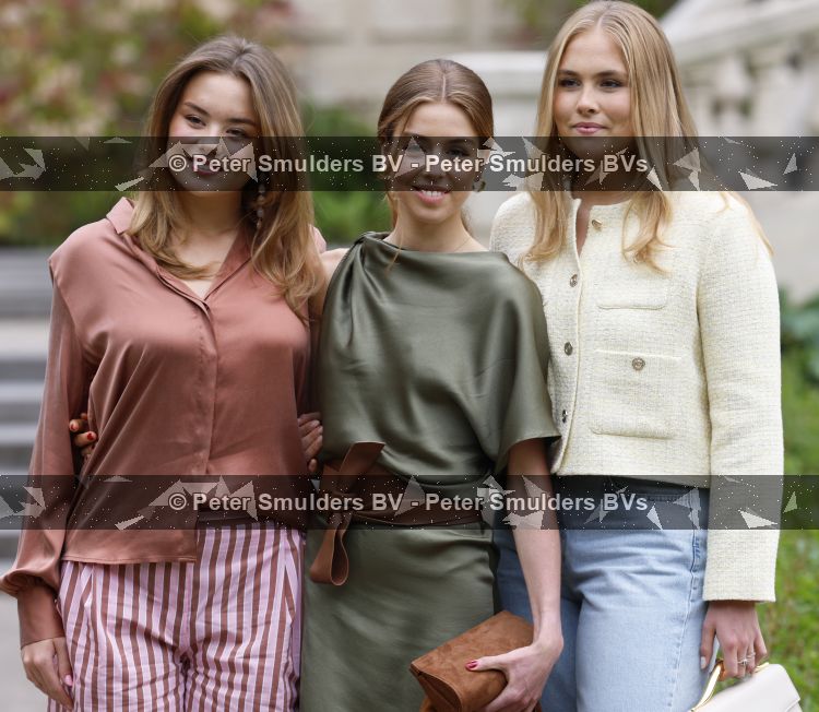 Den Haag 21 mei 2026
Fotouurtje met de koninklijke familie in de Hollandse tuin van Park Clingendael . Aanwezig Koning Willem Alexander Koningin Maxima Prinses Amalia Prinses Alexia en Prinses Ariane . 