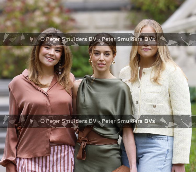 Den Haag 21 mei 2026
Fotouurtje met de koninklijke familie in de Hollandse tuin van Park Clingendael . Aanwezig Koning Willem Alexander Koningin Maxima Prinses Amalia Prinses Alexia en Prinses Ariane . 