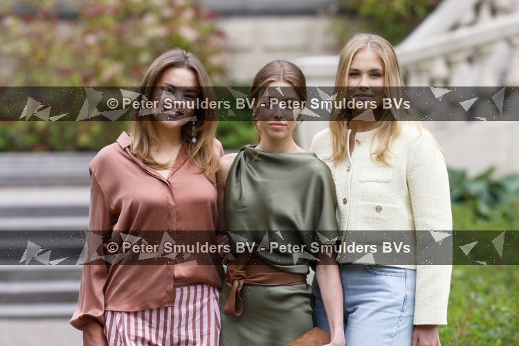 Den Haag 21 mei 2026
Fotouurtje met de koninklijke familie in de Hollandse tuin van Park Clingendael . Aanwezig Koning Willem Alexander Koningin Maxima Prinses Amalia Prinses Alexia en Prinses Ariane . 