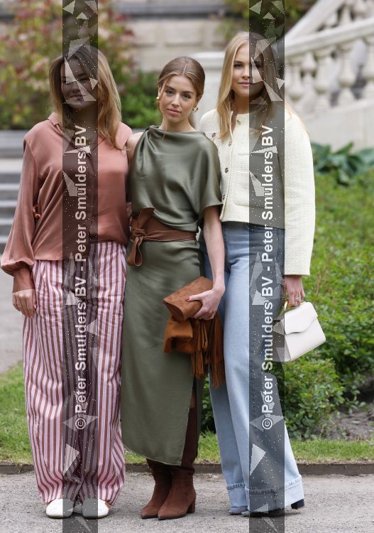 Den Haag 21 mei 2026
Fotouurtje met de koninklijke familie in de Hollandse tuin van Park Clingendael . Aanwezig Koning Willem Alexander Koningin Maxima Prinses Amalia Prinses Alexia en Prinses Ariane . 