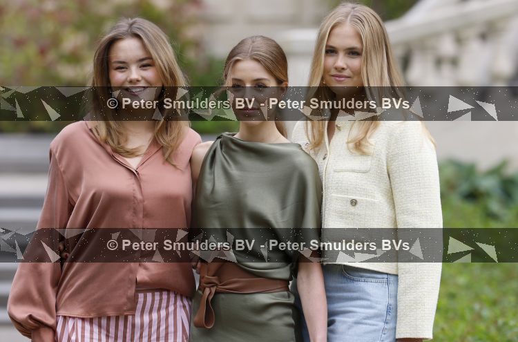 Den Haag 21 mei 2026
Fotouurtje met de koninklijke familie in de Hollandse tuin van Park Clingendael . Aanwezig Koning Willem Alexander Koningin Maxima Prinses Amalia Prinses Alexia en Prinses Ariane . 