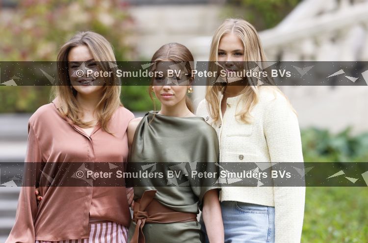Den Haag 21 mei 2026
Fotouurtje met de koninklijke familie in de Hollandse tuin van Park Clingendael . Aanwezig Koning Willem Alexander Koningin Maxima Prinses Amalia Prinses Alexia en Prinses Ariane . 