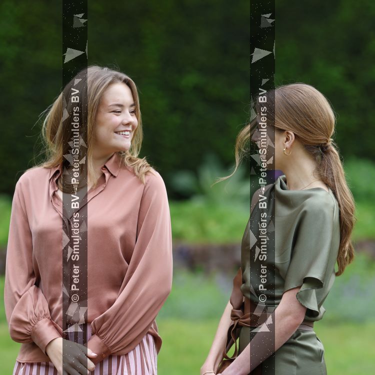 Den Haag 21 mei 2026
Fotouurtje met de koninklijke familie in de Hollandse tuin van Park Clingendael . Aanwezig Koning Willem Alexander Koningin Maxima Prinses Amalia Prinses Alexia en Prinses Ariane . 