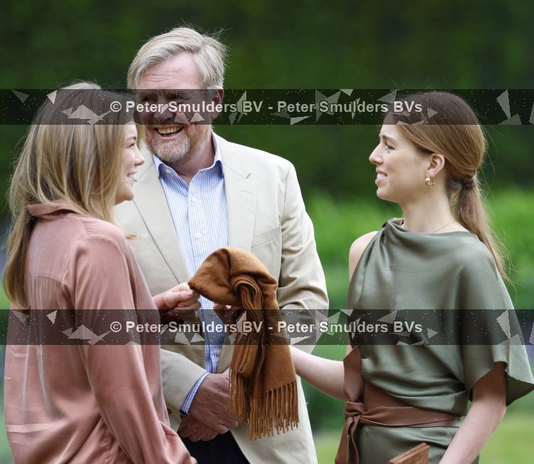 Den Haag 21 mei 2026
Fotouurtje met de koninklijke familie in de Hollandse tuin van Park Clingendael . Aanwezig Koning Willem Alexander Koningin Maxima Prinses Amalia Prinses Alexia en Prinses Ariane . 