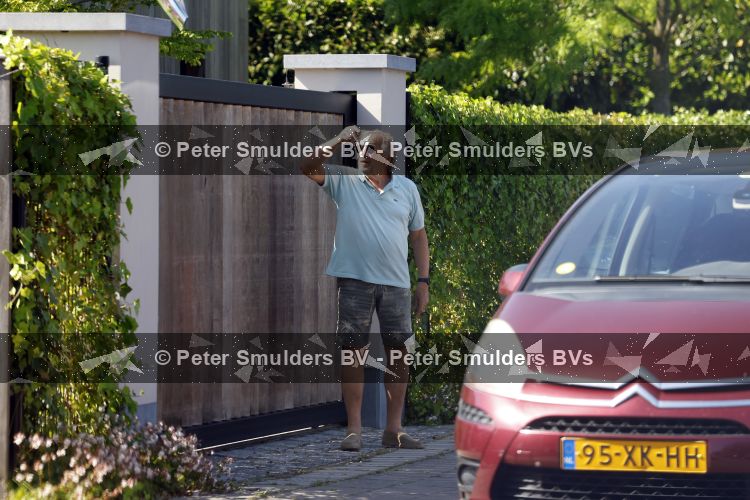 Breukeleveen 25 mei 2026
Huis Prinses Mabel . Een man bezorgt een boek door het over de poort te gooien 