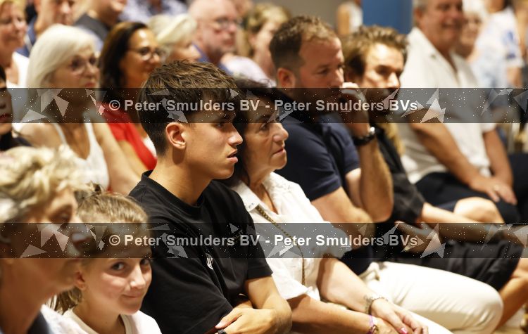 Den Haag 10 juli 2026
Boekpresentatie Estevana Polman bij boekenwinkel Paagman . Eva Jinek interviewt haar . Rafael v d Vaart Lolita vd Vaart Damian v d Vaart en Jesslynn v d Vaart