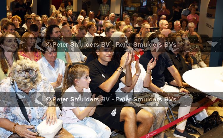 Den Haag 10 juli 2026
Boekpresentatie Estevana Polman bij boekenwinkel Paagman . Eva Jinek interviewt haar . Rafael v d Vaart Lolita vd Vaart Damian v d Vaart en Jesslynn v d Vaart