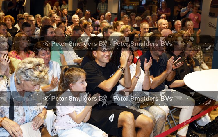 Den Haag 10 juli 2026
Boekpresentatie Estevana Polman bij boekenwinkel Paagman . Eva Jinek interviewt haar . Rafael v d Vaart Lolita vd Vaart Damian v d Vaart en Jesslynn v d Vaart