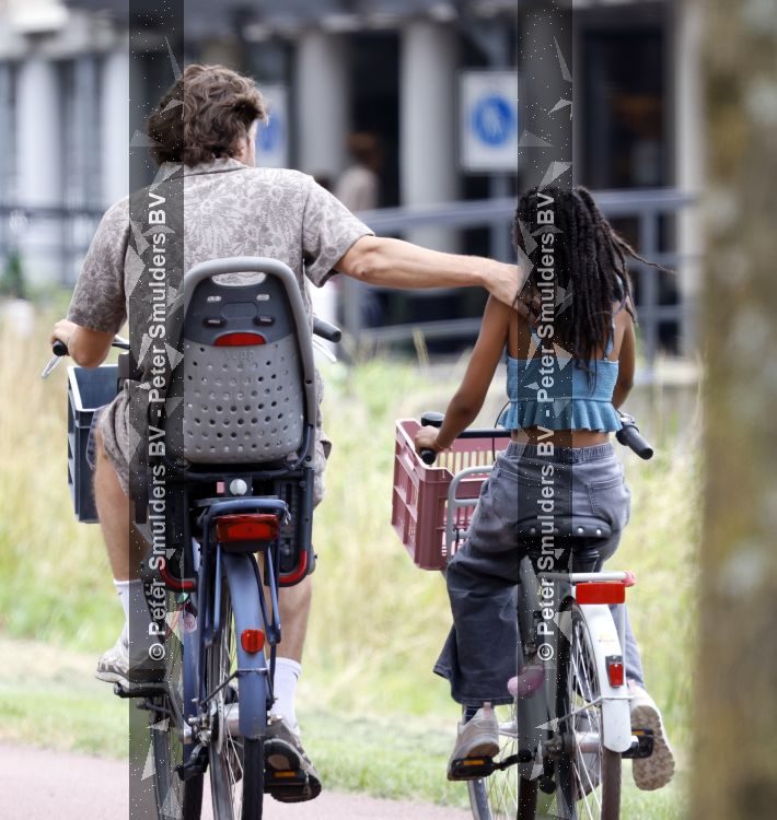 Houten 4 juli 2026
Renze Klamer brengt op de fiets zijn dochter weg . Daarna gaat hij met zijn zoon naar de stort in Houten .