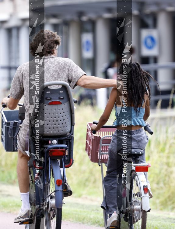 Houten 4 juli 2026
Renze Klamer brengt op de fiets zijn dochter weg . Daarna gaat hij met zijn zoon naar de stort in Houten .