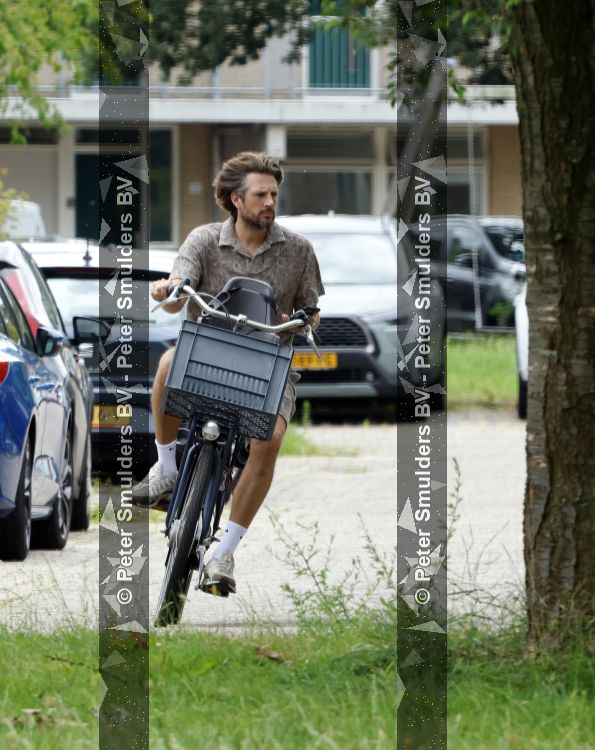 Houten 4 juli 2026
Renze Klamer brengt op de fiets zijn dochter weg . Daarna gaat hij met zijn zoon naar de stort in Houten .