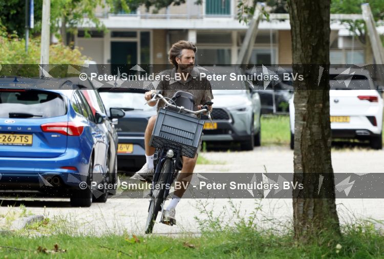 Houten 4 juli 2026
Renze Klamer brengt op de fiets zijn dochter weg . Daarna gaat hij met zijn zoon naar de stort in Houten .