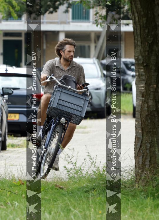 Houten 4 juli 2026
Renze Klamer brengt op de fiets zijn dochter weg . Daarna gaat hij met zijn zoon naar de stort in Houten .