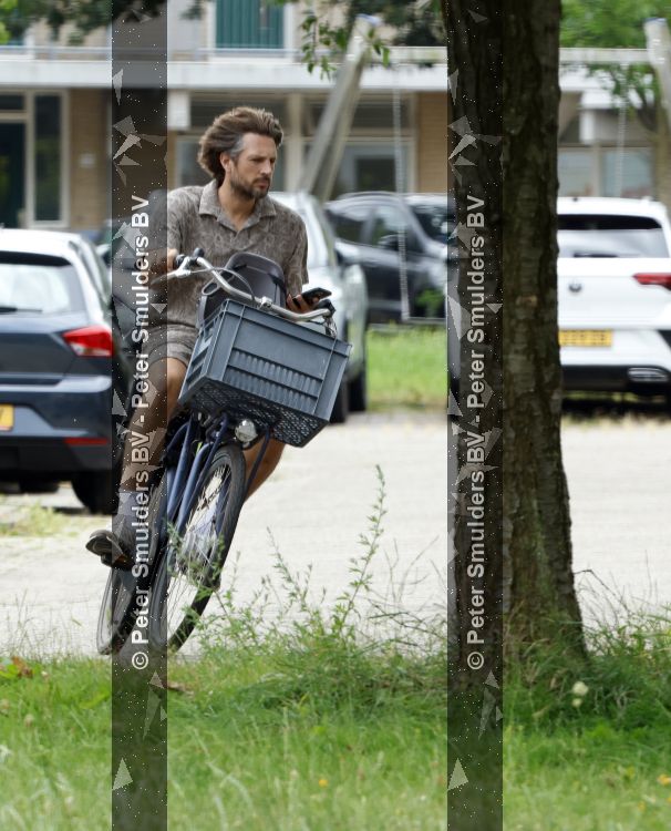 Houten 4 juli 2026
Renze Klamer brengt op de fiets zijn dochter weg . Daarna gaat hij met zijn zoon naar de stort in Houten .