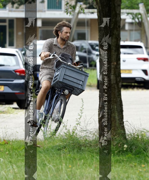 Houten 4 juli 2026
Renze Klamer brengt op de fiets zijn dochter weg . Daarna gaat hij met zijn zoon naar de stort in Houten .