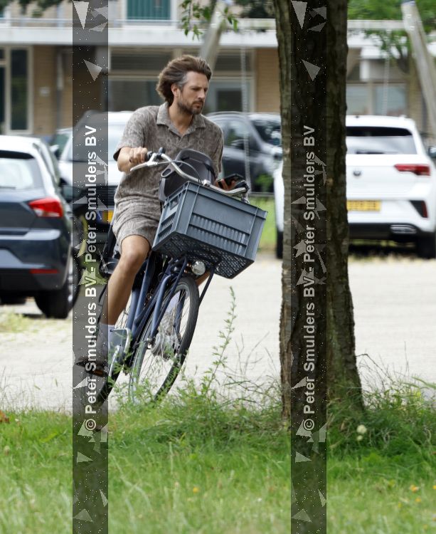 Houten 4 juli 2026
Renze Klamer brengt op de fiets zijn dochter weg . Daarna gaat hij met zijn zoon naar de stort in Houten .