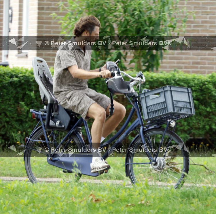 Houten 4 juli 2026
Renze Klamer brengt op de fiets zijn dochter weg . Daarna gaat hij met zijn zoon naar de stort in Houten .