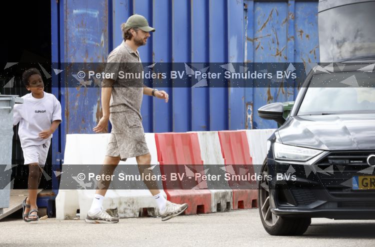 Houten 4 juli 2026
Renze Klamer brengt op de fiets zijn dochter weg . Daarna gaat hij met zijn zoon naar de stort in Houten .