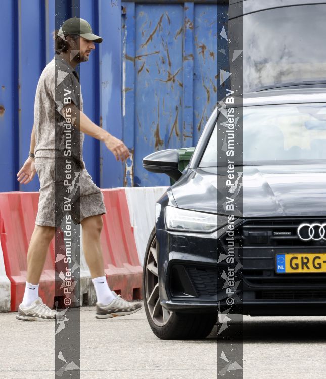 Houten 4 juli 2026
Renze Klamer brengt op de fiets zijn dochter weg . Daarna gaat hij met zijn zoon naar de stort in Houten .