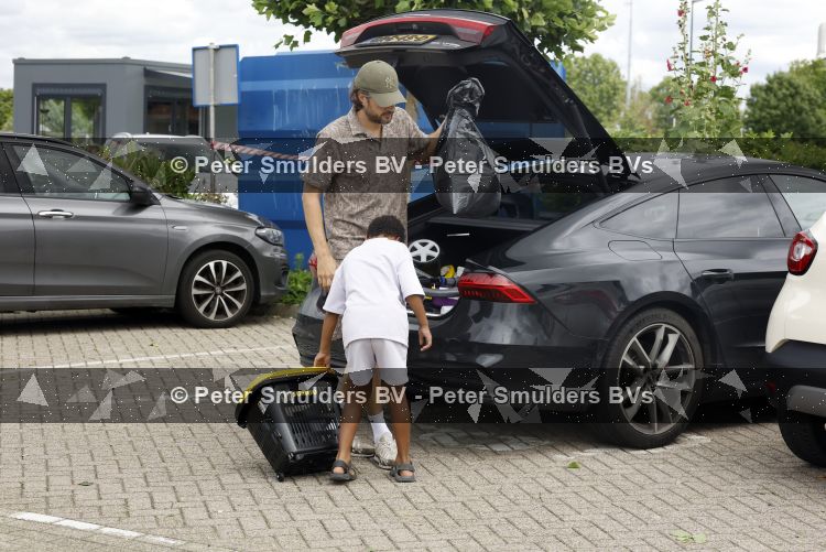 Houten 4 juli 2026
Renze Klamer brengt op de fiets zijn dochter weg . Daarna gaat hij met zijn zoon naar de stort in Houten .