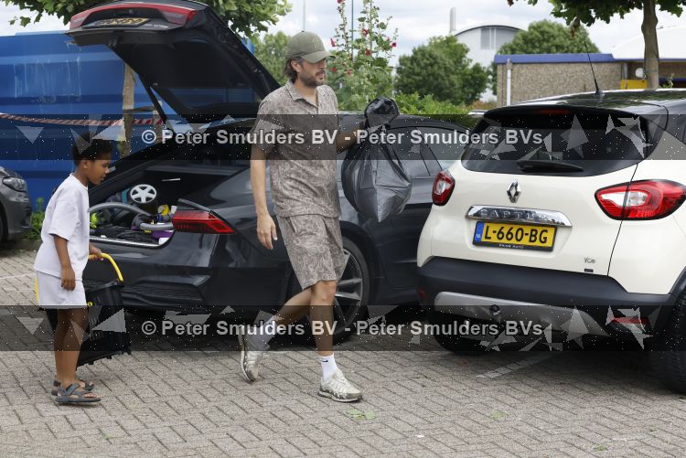Houten 4 juli 2026
Renze Klamer brengt op de fiets zijn dochter weg . Daarna gaat hij met zijn zoon naar de stort in Houten .