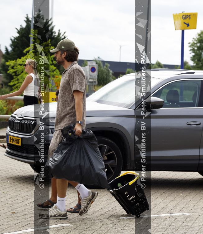 Houten 4 juli 2026
Renze Klamer brengt op de fiets zijn dochter weg . Daarna gaat hij met zijn zoon naar de stort in Houten .