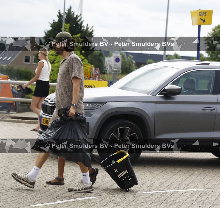 Houten 4 juli 2026
Renze Klamer brengt op de fiets zijn dochter weg . Daarna gaat hij met zijn zoon naar de stort in Houten .