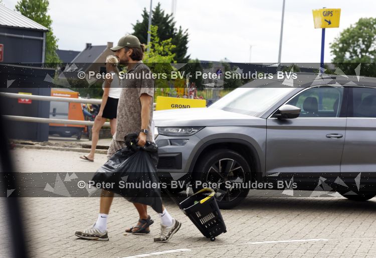 Houten 4 juli 2026
Renze Klamer brengt op de fiets zijn dochter weg . Daarna gaat hij met zijn zoon naar de stort in Houten .