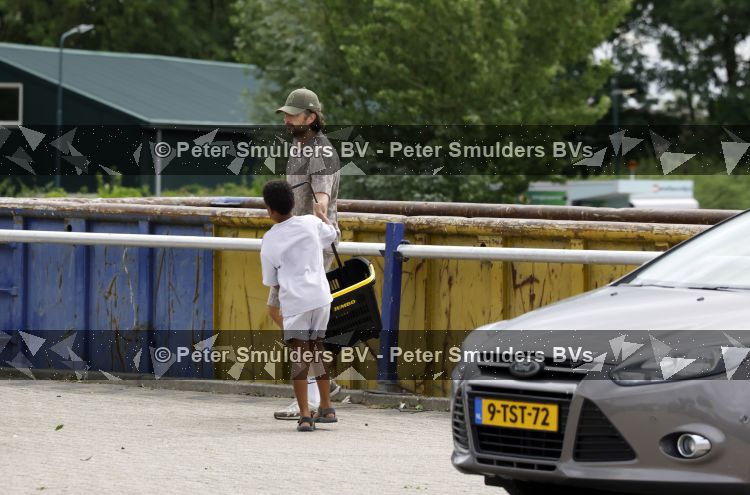 Houten 4 juli 2026
Renze Klamer brengt op de fiets zijn dochter weg . Daarna gaat hij met zijn zoon naar de stort in Houten .