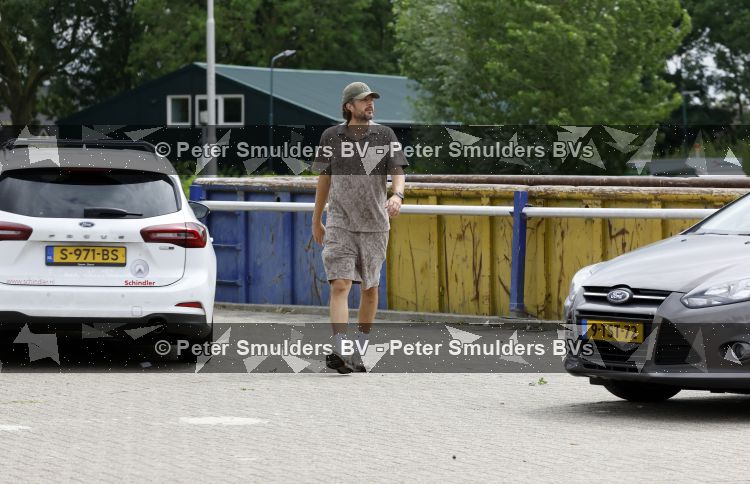Houten 4 juli 2026
Renze Klamer brengt op de fiets zijn dochter weg . Daarna gaat hij met zijn zoon naar de stort in Houten .