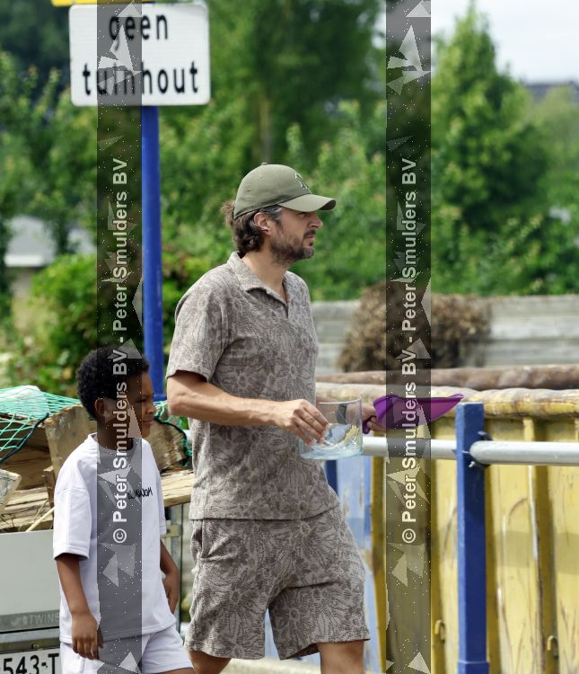 Houten 4 juli 2026
Renze Klamer brengt op de fiets zijn dochter weg . Daarna gaat hij met zijn zoon naar de stort in Houten .