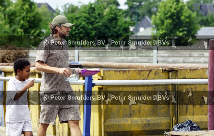 Houten 4 juli 2026
Renze Klamer brengt op de fiets zijn dochter weg . Daarna gaat hij met zijn zoon naar de stort in Houten .