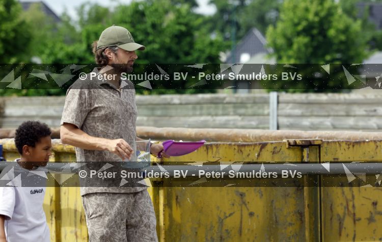 Houten 4 juli 2026
Renze Klamer brengt op de fiets zijn dochter weg . Daarna gaat hij met zijn zoon naar de stort in Houten .