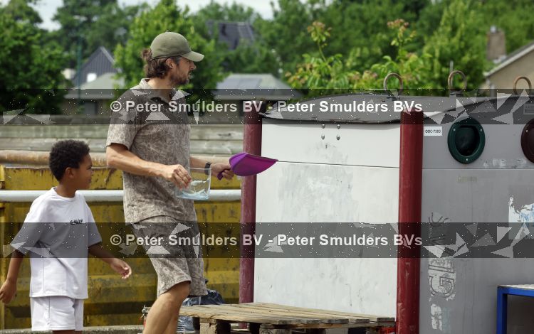 Houten 4 juli 2026
Renze Klamer brengt op de fiets zijn dochter weg . Daarna gaat hij met zijn zoon naar de stort in Houten .