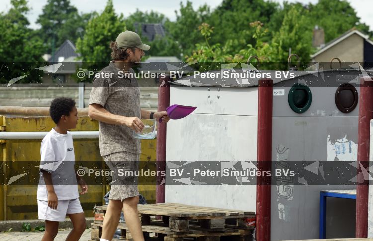 Houten 4 juli 2026
Renze Klamer brengt op de fiets zijn dochter weg . Daarna gaat hij met zijn zoon naar de stort in Houten .