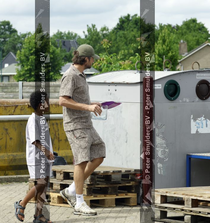 Houten 4 juli 2026
Renze Klamer brengt op de fiets zijn dochter weg . Daarna gaat hij met zijn zoon naar de stort in Houten .