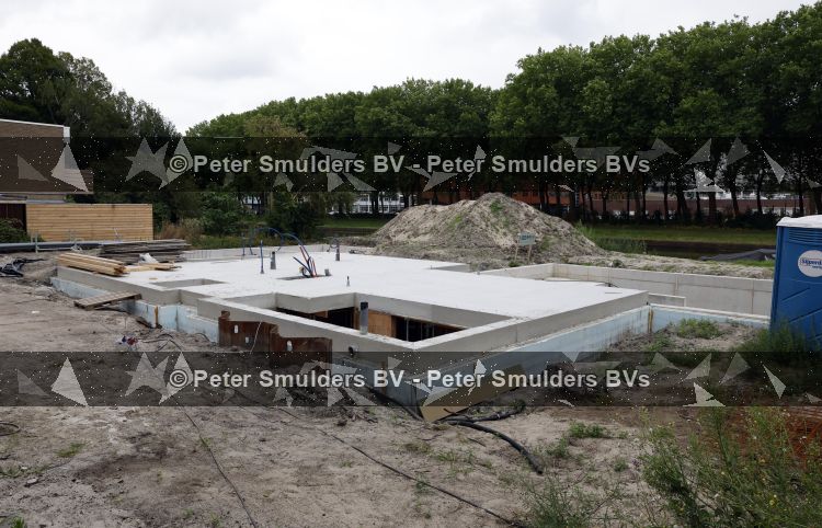 Amsterdam 8 juli 2026
Rico Verhoeven is een nieuw huis / villa aan het water aan het bouwen . De boot ligt in de tuin