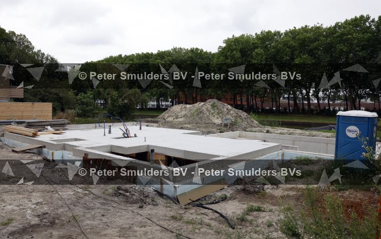 Amsterdam 8 juli 2026
Rico Verhoeven is een nieuw huis / villa aan het water aan het bouwen . De boot ligt in de tuin
