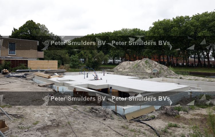 Amsterdam 8 juli 2026
Rico Verhoeven is een nieuw huis / villa aan het water aan het bouwen . De boot ligt in de tuin