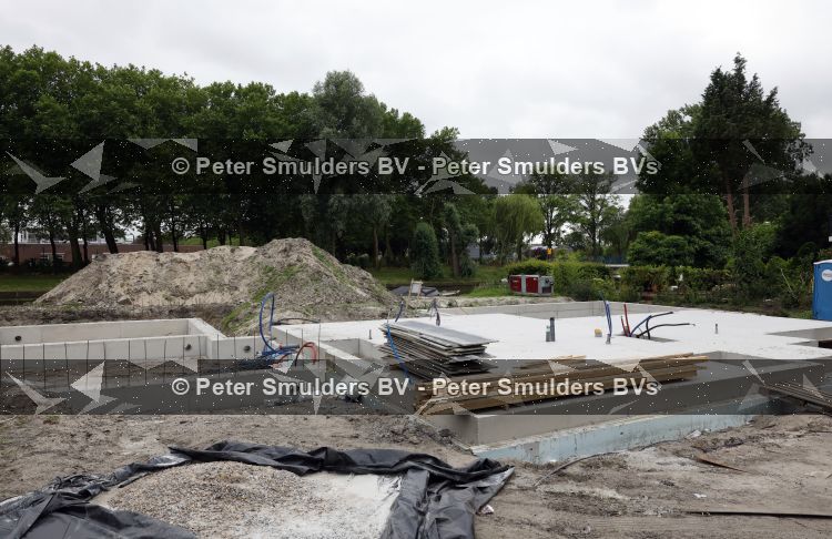 Amsterdam 8 juli 2026
Rico Verhoeven is een nieuw huis / villa aan het water aan het bouwen . De boot ligt in de tuin