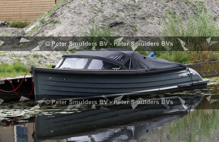 Amsterdam 8 juli 2026
Rico Verhoeven is een nieuw huis / villa aan het water aan het bouwen . De boot ligt in de tuin