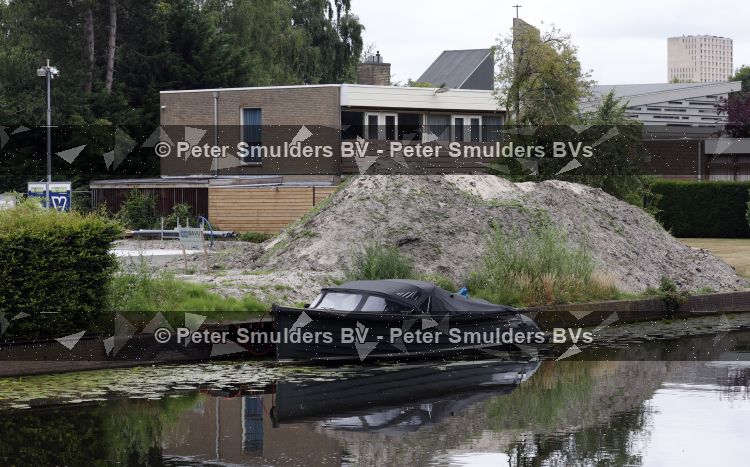 Amsterdam 8 juli 2026
Rico Verhoeven is een nieuw huis / villa aan het water aan het bouwen . De boot ligt in de tuin