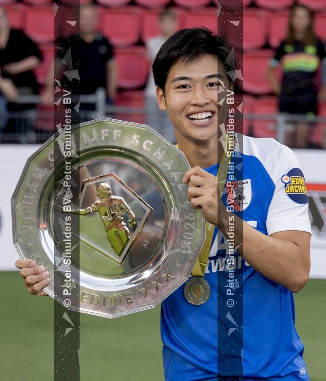 Eindhoven, 3 Augustus 2026
Johan Cruijffschaal wedstrijd
PSV-AZ Eindstand 0-4
Rion Ichihara met de JCSchaal
Foto Carlo van Hout